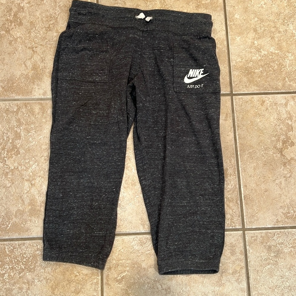 🎉 Host Pick🎉 Capris like new Nike charcoal heathered grey girls